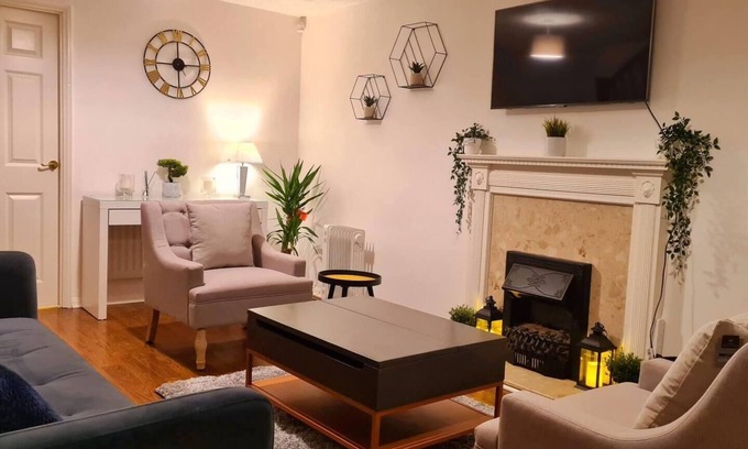 Eltham West House | Charming 3-Bed House in London with Jacuzzi