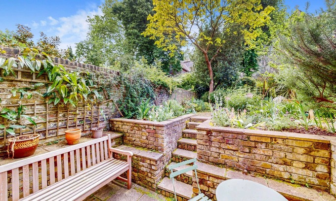 Haggerston House | Charming 3-Bed House with Private Garden - 3min to station