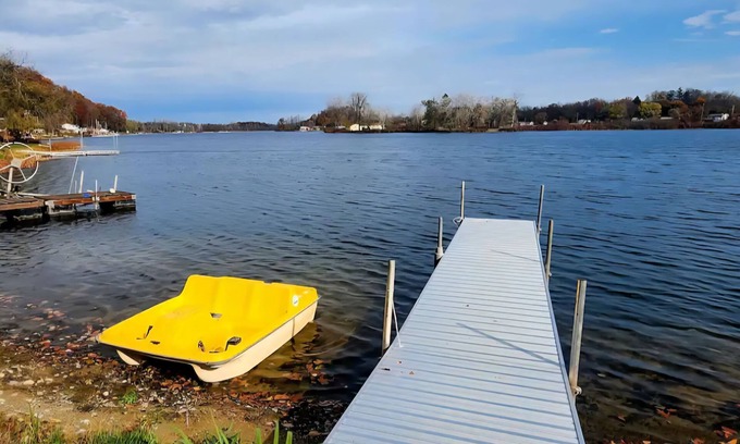 Dowling House | Charming 3 bed Lake house in wonderful Dowling with AC, WiFi, and Kayaks.
