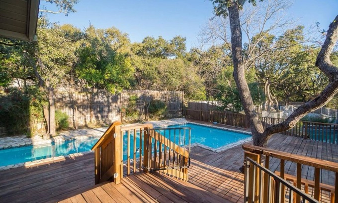 Spiller Hill Cabin | Charming 3-bedroom cabin with WiFi, AC in wonderful West Lake Hills