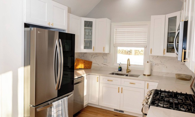 New Fairfield House | Charming 3-bedroom modern house near lake and state park