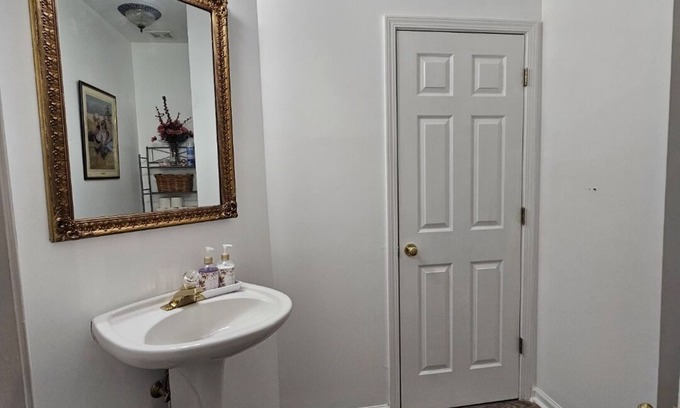 Suwanee House | Charming 3-bedroom 3 ba house with WiFi, AC pet friendly in tranquil Suwanee