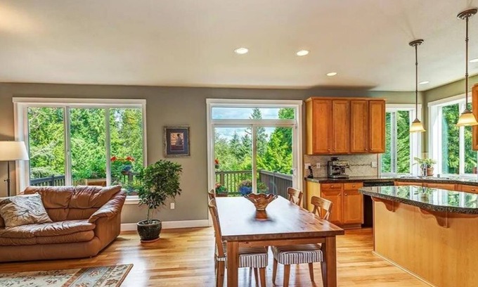 Martha Lake Bed & Breakfast | Charming 3-bedroom bed & breakfast in Mill Creek with WiFi. Close to town center