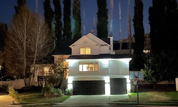 Draper House | Charming 3 bedroom Basement unit with independent entry with washer & Dryer