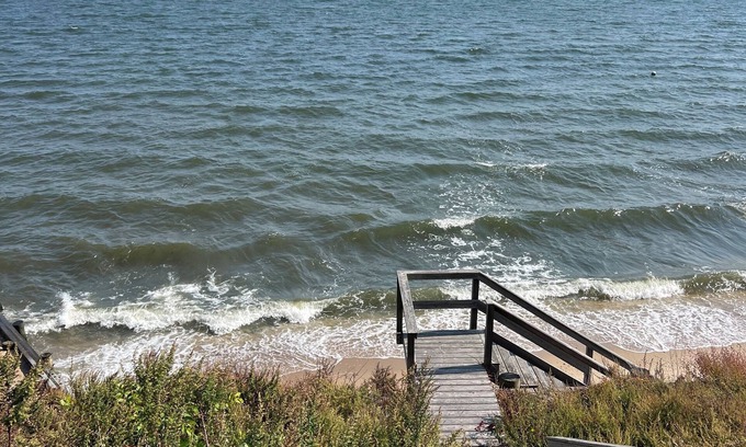 Laurel House | Charming 3-bedroom bay front home totally renovated jacuzzi, fireplace & sunroom