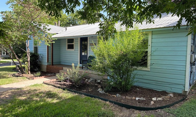 Brentwood House | Charming 3-bedroom Blue house in lovely Austin