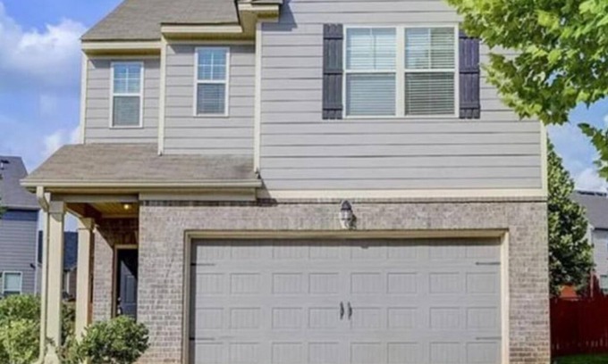 McDonough House | Charming 3-bedroom building with WiFi, AC in pleasant McDonough minutes from Atl