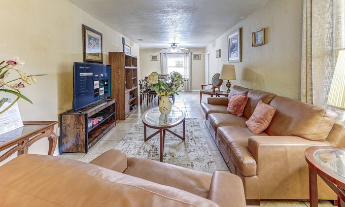 Rio Grande Park House | Charming 3-bedroom bungalow with WiFi, AC in welcoming Orlando