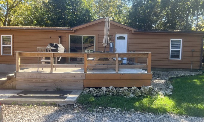 Put-in-Bay Cabin | Charming 3-bedroom cabin sleeps 10 Full Linens Provided