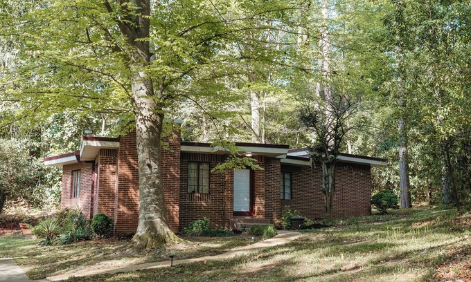 Tuscaloosa House | Charming 3 Bedroom Cottage, located minutes away from the University of Alabama.