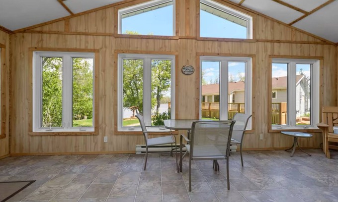Petersfield Cabin | Charming 3-bedroom cabin in wonderful Petersfield with WiFi and TV