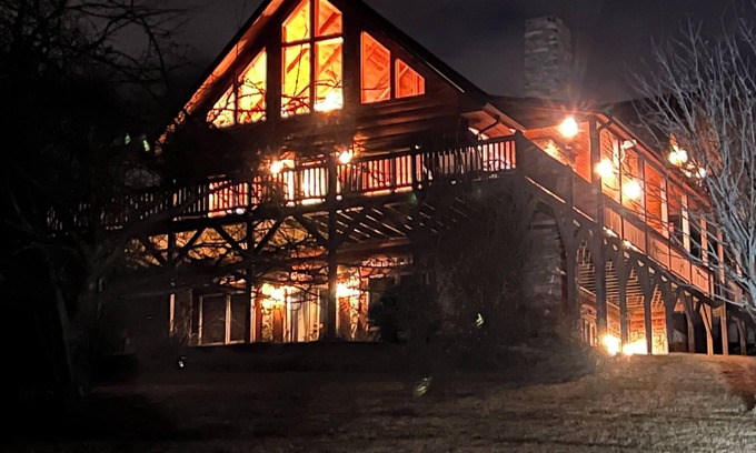 Piper Gap Cabin | Charming 3-bedroom cabin in Woodlawn with WiFi and AC