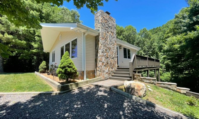 Fancy Gap Cottage | Charming 3-bedroom cottage in peaceful Fancy Gap with WiFi, AC