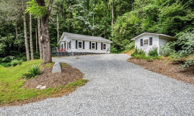 The Peaks at Lake Lure Cottage | Charming 3-Bedroom Cottage – Perfect for Family Getaways!"