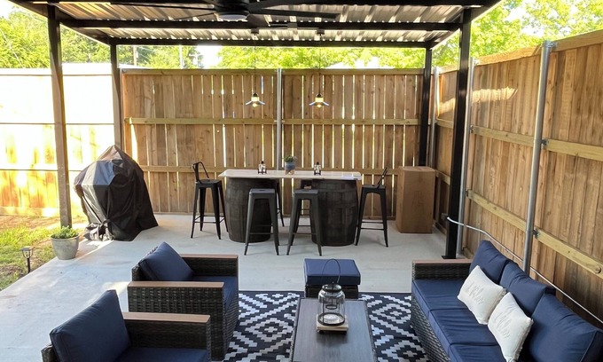 Denison House | Charming 3-bedroom cottage with relaxing outdoor space in downtown Denison.