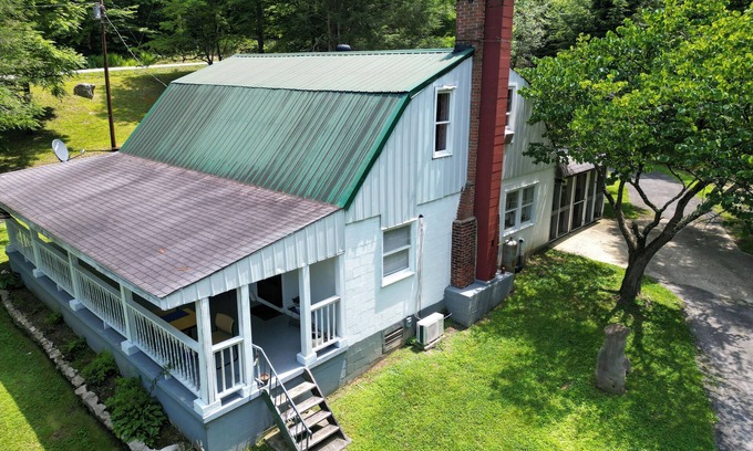 Stanton Other | Charming 3-bedroom farmhouse with Hot Tub, WiFi and Fire Pit. Close to RRG