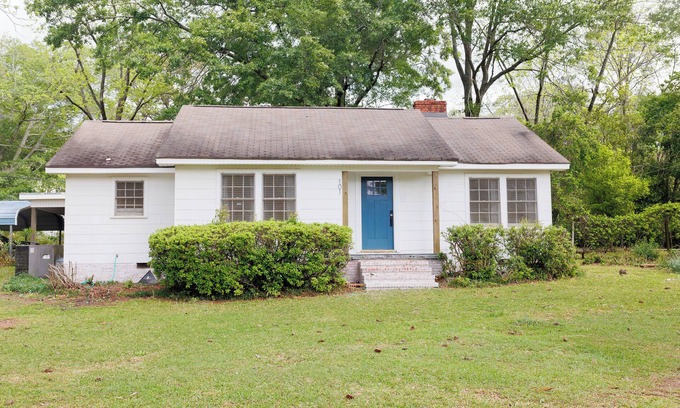 Enterprise House | Charming 3-bedroom house in lovely Enterprise with AC, WiFi