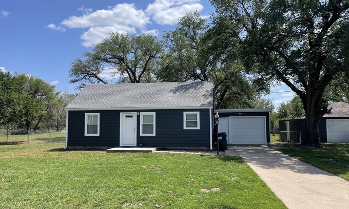 Hutchinson House | Charming 3-bedroom house in very quiet neighborhood with AC and WiFi.