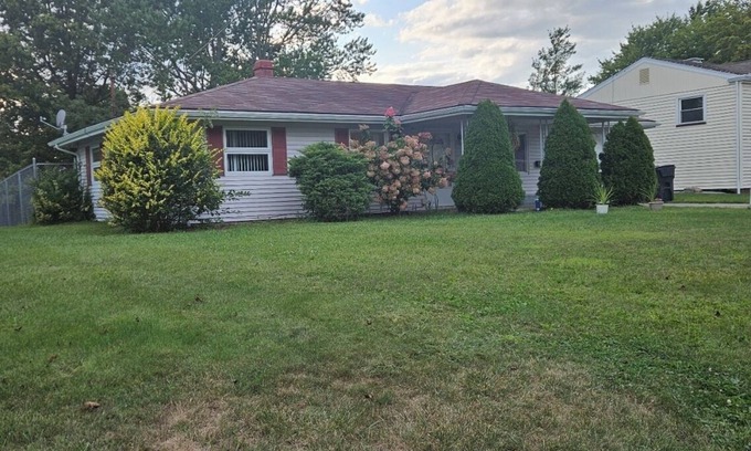 Austintown House | Charming 3-bedroom house in Austintown. Great location. Clean &freshly painted.
