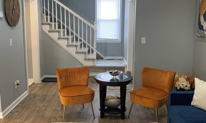 Detroit House | “Charming 3-Bedroom Hideaway – Your Home Away from Home Awaits!”