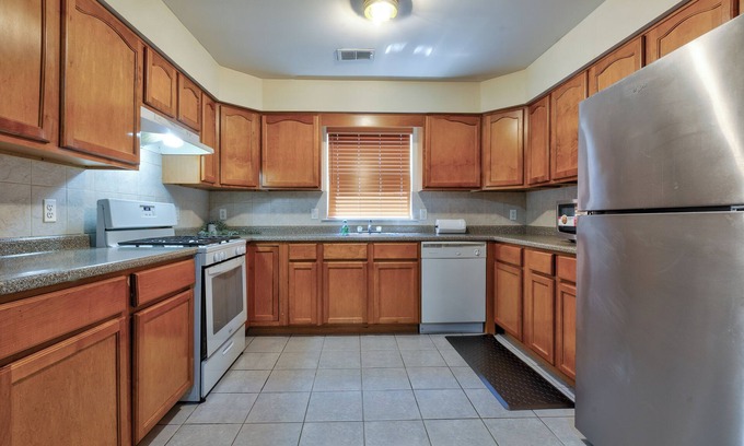 Elizabeth House | Charming 3-bedroom house with AC and WiFi in pleasant Elizabeth