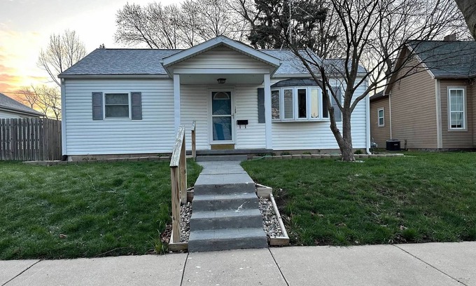 Lafayette House | Charming 3-bedroom house with WiFi, AC and everything you need for a weekend.