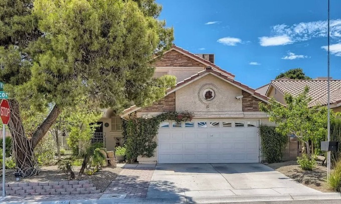 Paradise Valley House | Charming 3-bedroom house in vibrant Las Vegas with WiFi, AC