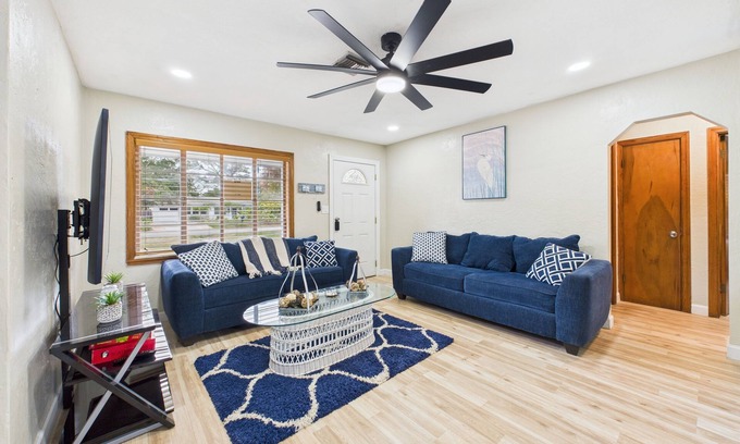 Melbourne House | Charming 3-bedroom house with AC, WiFi in fantastic Melbourne