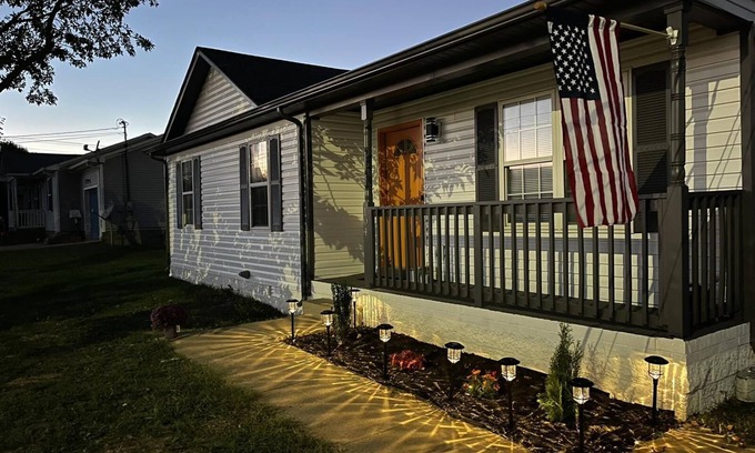 Oak Grove House | Charming 3-bedroom house in Pleasant Oak Grove with AC, WiFi