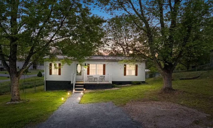 Summerlee House | Charming 3 bedroom home minutes from NRG featuring a fire pit/outdoor games