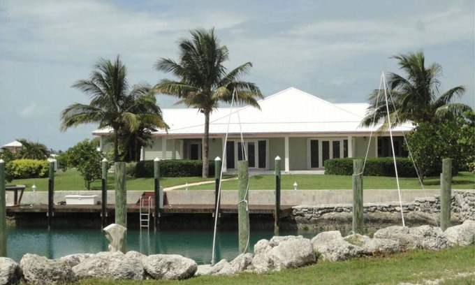 West End House | Charming 3-bedroom house with WiFi, Dockage, AC in West End