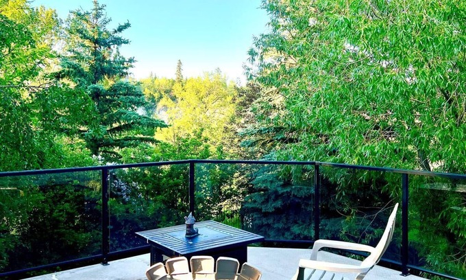 Cochrane House | Charming 3-bedroom house with AC and WiFi in Cochrane