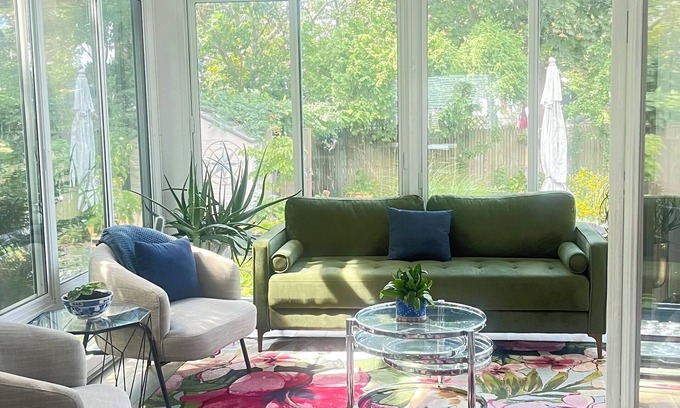 Bellmore House | Charming 3 bedroom house- close to the train to NYC, the best beaches and more!