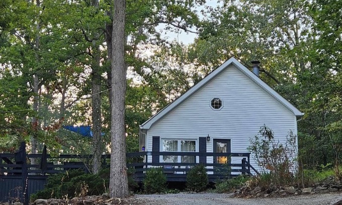 Clarkson House | Charming 3-bedroom house with WiFi and AC at welcoming Nolin Lake