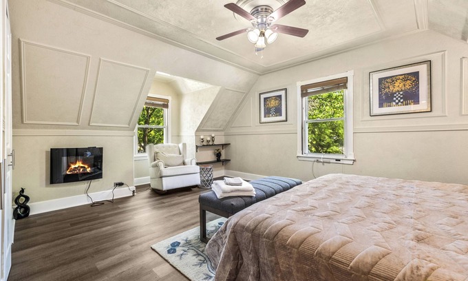 Evanston House | Charming 3-bedroom house with cinema room massage chair in peaceful Evanston