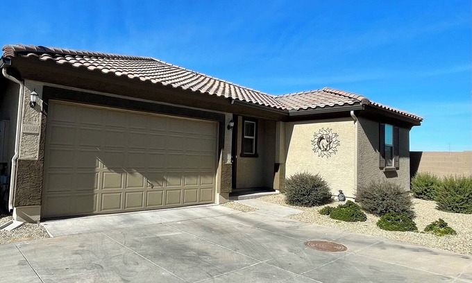 Surprise House | Charming 3-bedroom house with WiFi and AC in lovely Surprise. 30 day minimum