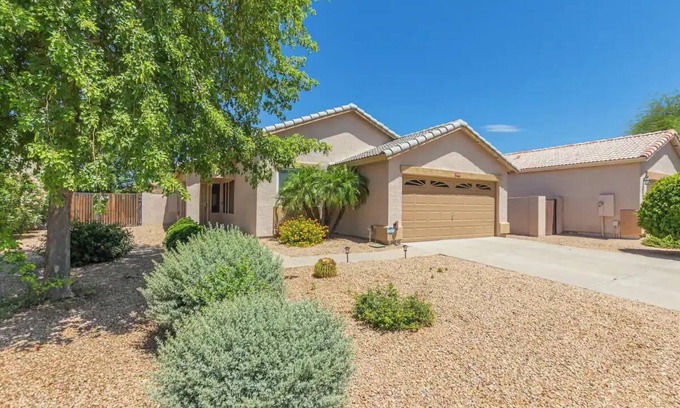 Surprise House | Charming 3-bedroom house with WiFi, AC, Private Pool in pleasant Surprise