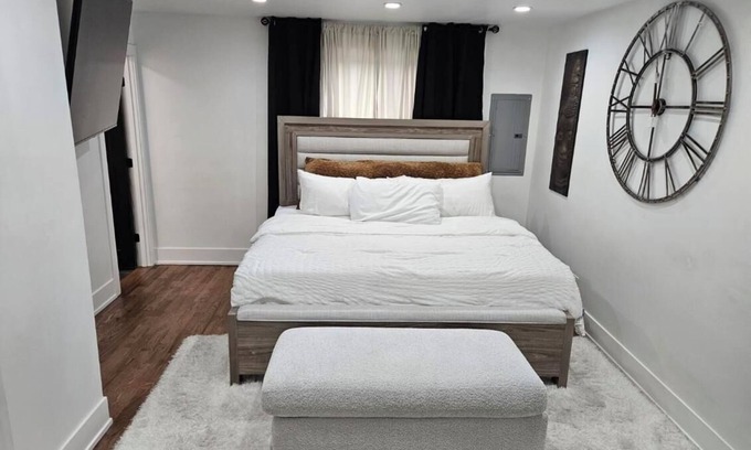 Chatham House | Charming 3-bedroom house in brilliant Chicago with WiFi, AC, plenty of sleeping.