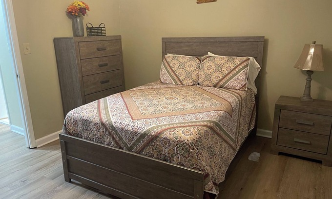 Conyers House | Charming 3-bedroom house with WiFi, AC in welcoming Conyers