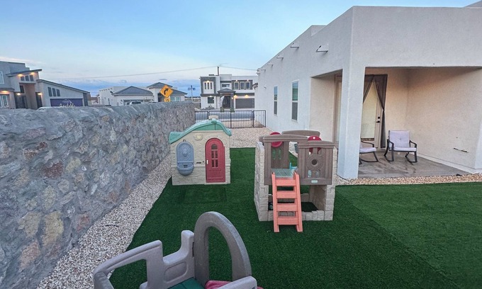 Biggs Field House | Charming 3-bedroom house in marvelous Horizon with WiFi, AC