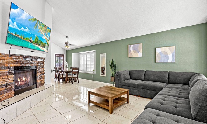 El Paso House | Charming 3 bedroom house with WiFi, AC beautiful backyard and pool.