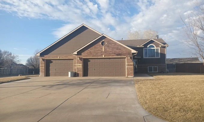 Goddard House | Charming 3-bedroom house in peaceful Goddard with AC, WiFi