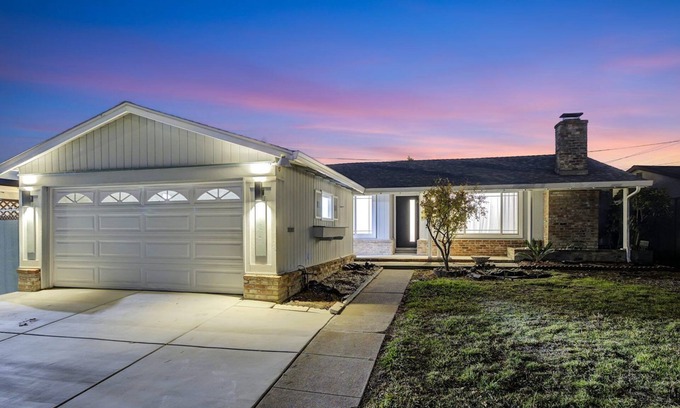 Hayward House | Charming 3-bedroom house with AC and WiFi in Hayward