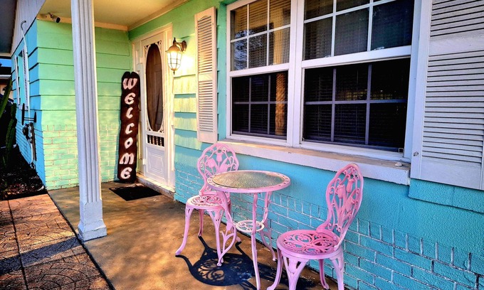Holiday House | Charming 3-bedroom house near everything with WiFi, AC, EV Charger