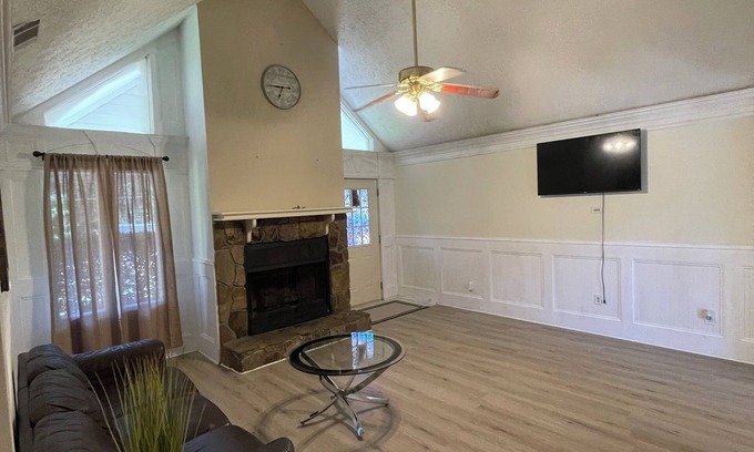 Lilburn House | Charming 3-bedroom house in Lilburn with WiFi and AC