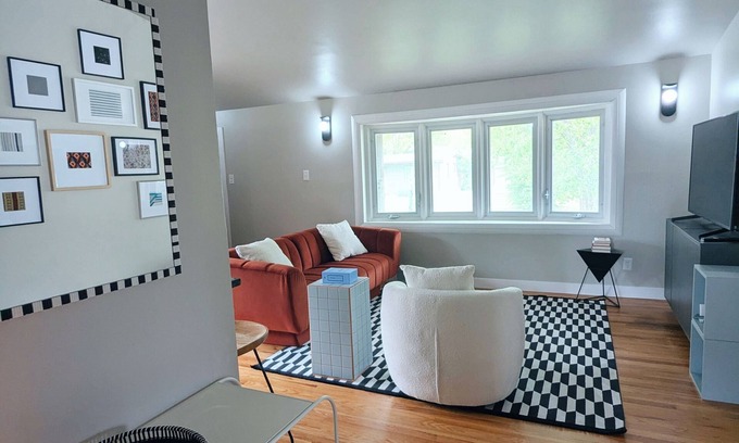 Pontiac House | Charming 3-bedroom house with WiFi, fitness room in Pontiac