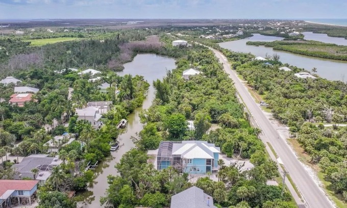 Sanibel House | Charming 3-bedroom house in Sanibel with AC and WiFi a short walk to the beach