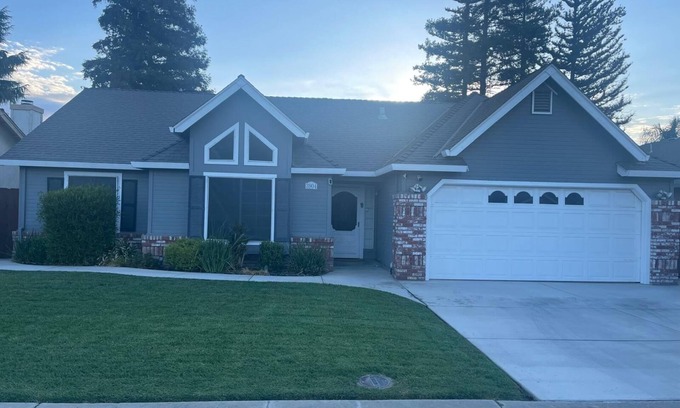 Turlock House | Charming 3-bedroom house in Turlock with AC and WiFi. Pool and Tub and Patio TV.