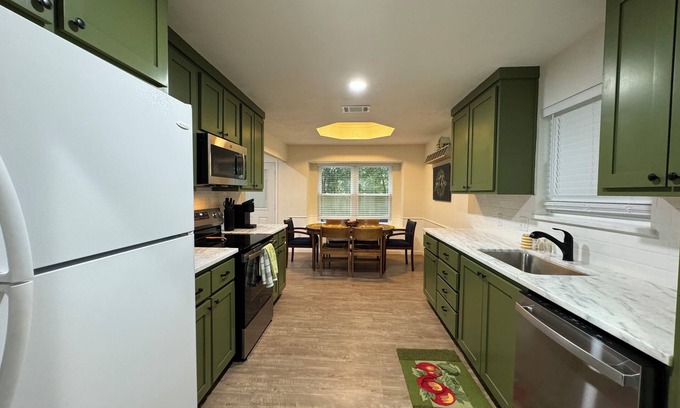Woodway House | Charming 3-bedroom house with WiFi and AC in Woodway