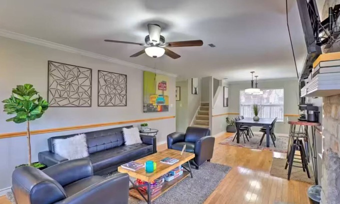 Indian Oaks House | Charming 3-bedroom house North Austin Abode: Sleeps 9, 10 Mins to Domain!
